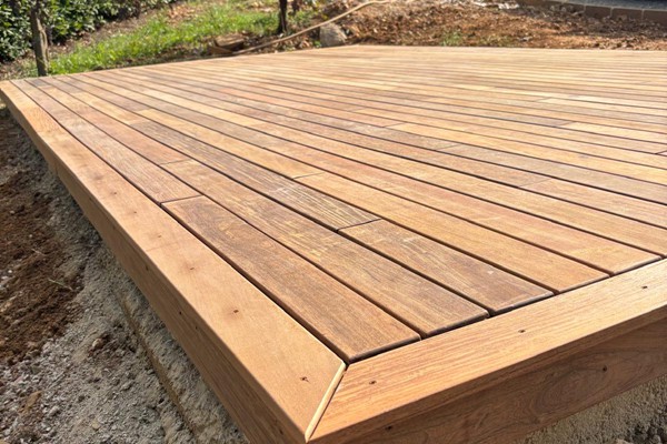 vendita pavimentazioni in legno per esterni, decking, pedane legno giardino piscine