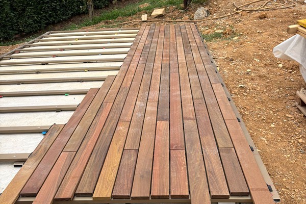 vendita pavimentazioni in legno per esterni, decking, pedane legno giardino piscine