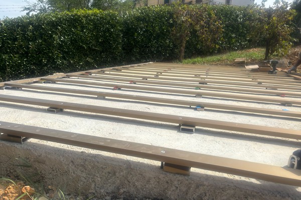 vendita pavimentazioni in legno per esterni, decking, pedane legno giardino piscine