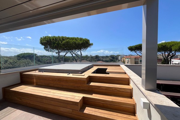 vendita pavimentazioni in legno per esterni, decking, pedane legno giardino piscine