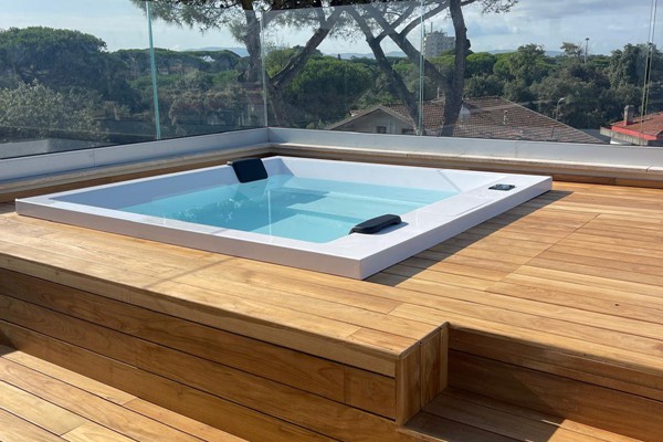 vendita pavimentazioni in legno per esterni, decking, pedane legno giardino piscine