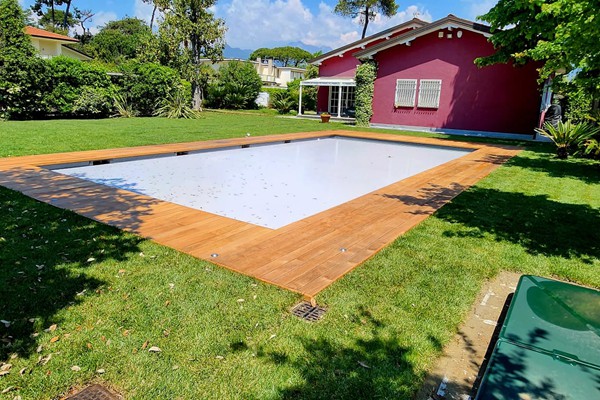 vendita pavimentazioni in legno per esterni, decking, pedane legno giardino piscine