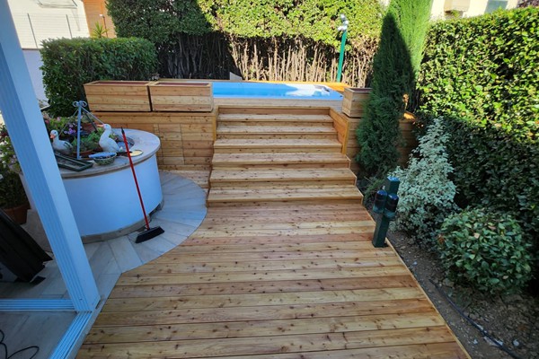 vendita pavimentazioni in legno per esterni, decking, pedane legno giardino piscine