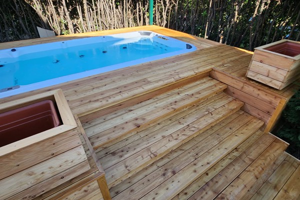 vendita pavimentazioni in legno per esterni, decking, pedane legno giardino piscine