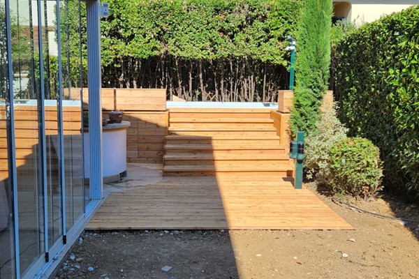 vendita pavimentazioni in legno per esterni, decking, pedane legno giardino piscine