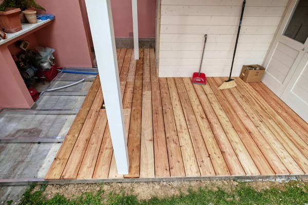 vendita pavimentazioni in legno per esterni, decking, pedane legno giardino piscine