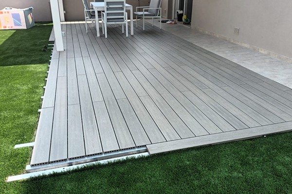 vendita pavimentazioni in legno per esterni, decking, pedane legno giardino piscine