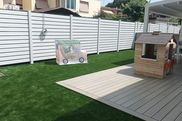 vendita pavimentazioni in legno per esterni, decking, pedane legno giardino piscine