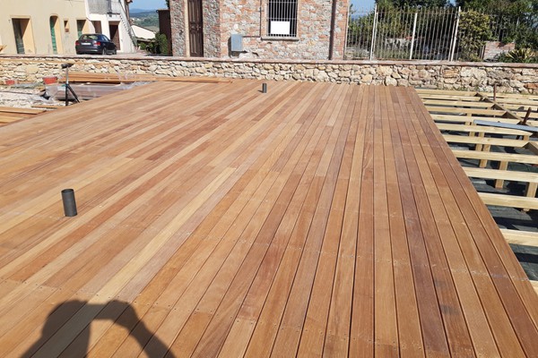 vendita pavimentazioni in legno per esterni, decking, pedane legno giardino piscine