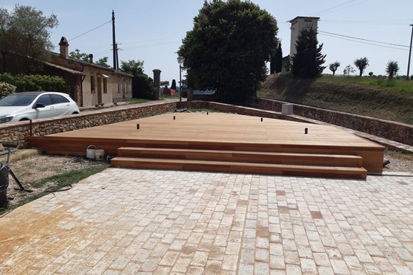 vendita pavimentazioni in legno per esterni, decking, pedane legno giardino piscine