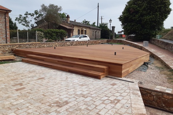 vendita pavimentazioni in legno per esterni, decking, pedane legno giardino piscine