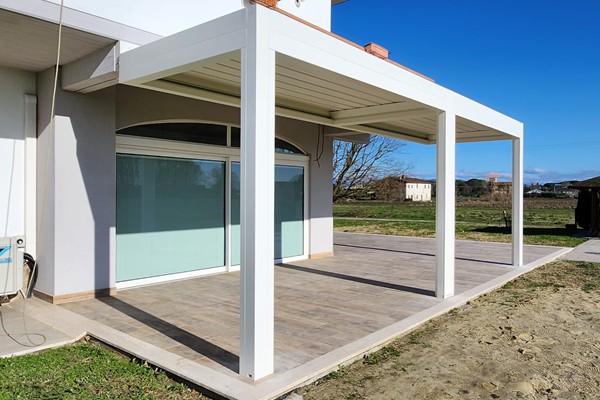 vendita pergole bioclimatiche in legno, tettoie, travi, portico