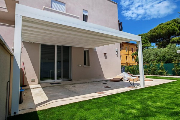 vendita pergotende in legno, tettoie, tende, copertura portico
