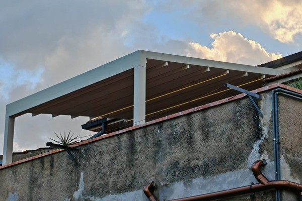 vendita pergotende in legno, tettoie, tende, copertura portico