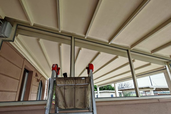vendita pergotende in legno, tettoie, tende, copertura portico