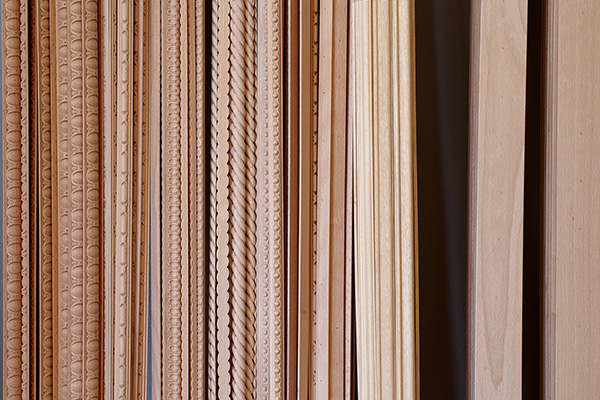 vendita cornici in legno a sezione sagomata decorativa