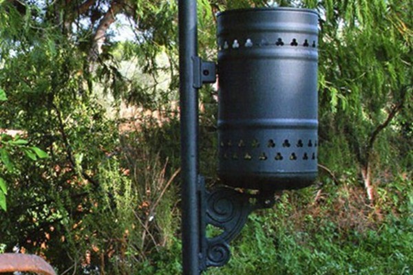 vendita di cestini per i rifiuti di giardini e spazi pubblici