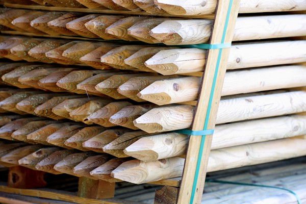 vendita pali per recinzioni e staccionate in legno impregnato in autoclave